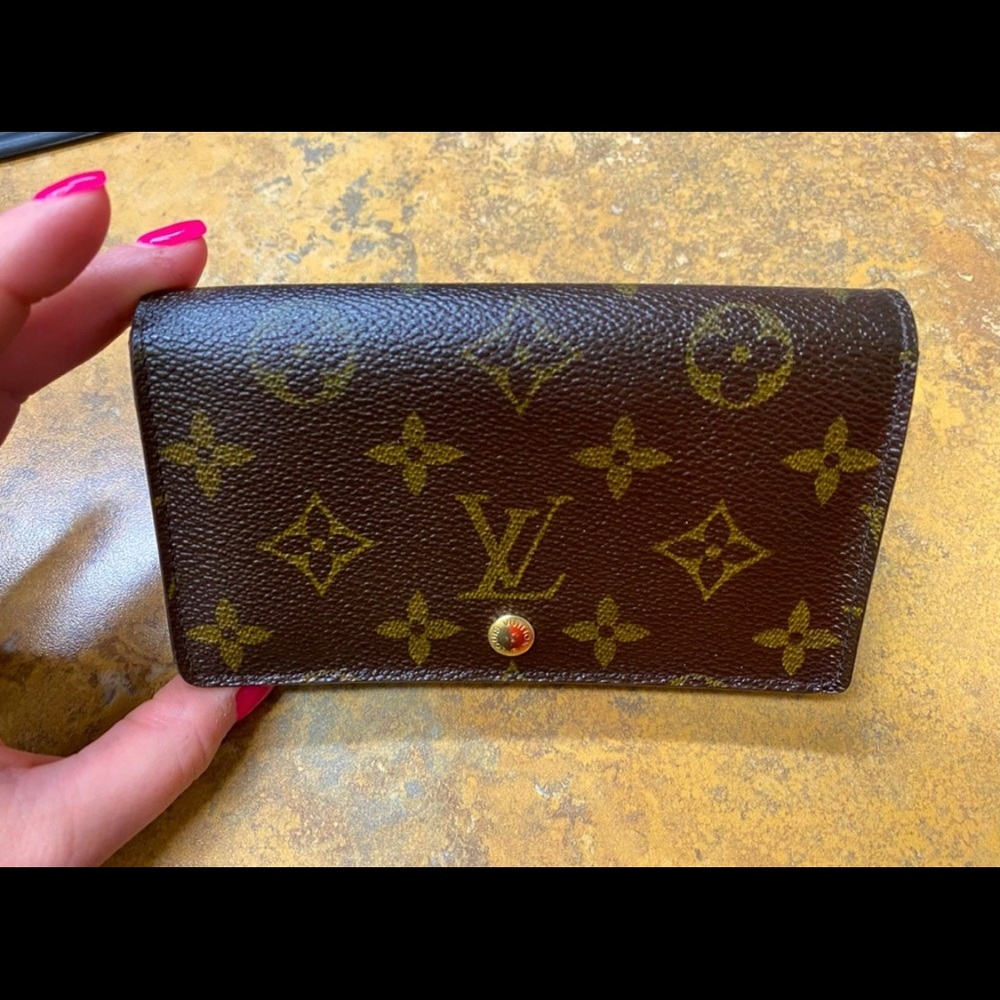 SOLD!!! Authentic Louis Vuitton Porte Monnaie Billets Tresor Wallet in EUC!